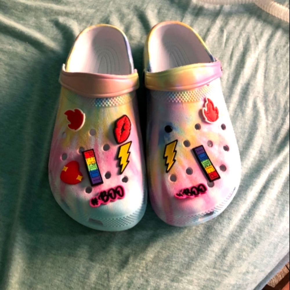 size 11 rainbow tie-dye knockoff crocs with removable charms